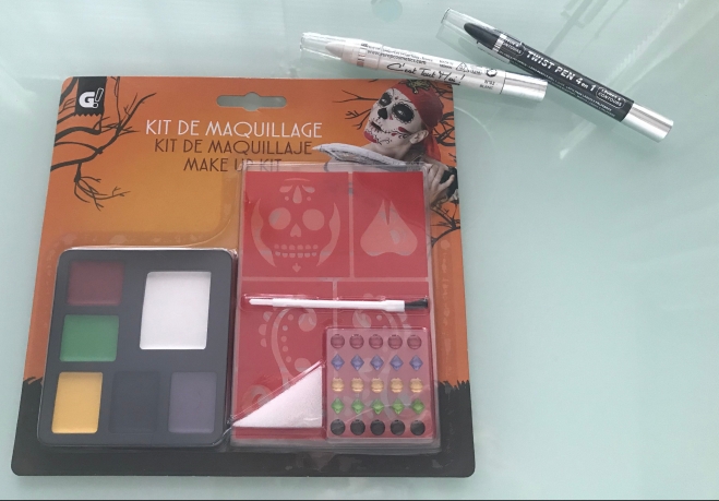 Kit de maquillage de chez GIFI à 5,90€ incluant : fards gras (blanc, noir, rouge, jaune, vert et violet), pinceau (inutile), éponge, pochoirs, strass colorés autocollants. + crayons gras de chez GIFI